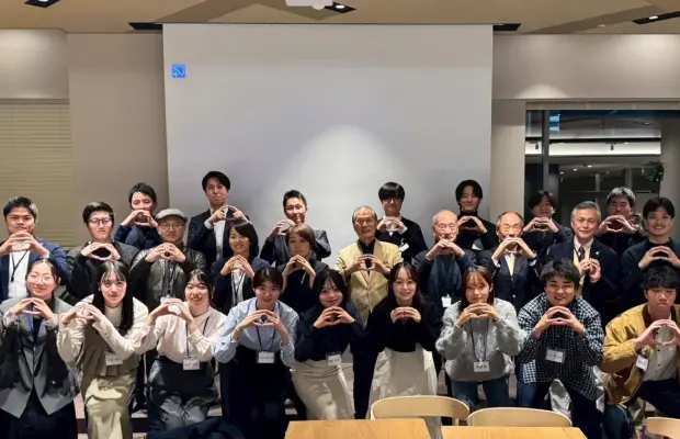 交流会に参加した学生と社会人の集合写真