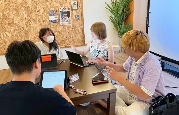 学生たちと、ビジネスコンテストに参加する高校生との打ち合わせの様子