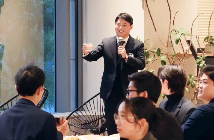 交流会で乾杯の音頭をとる学生理事